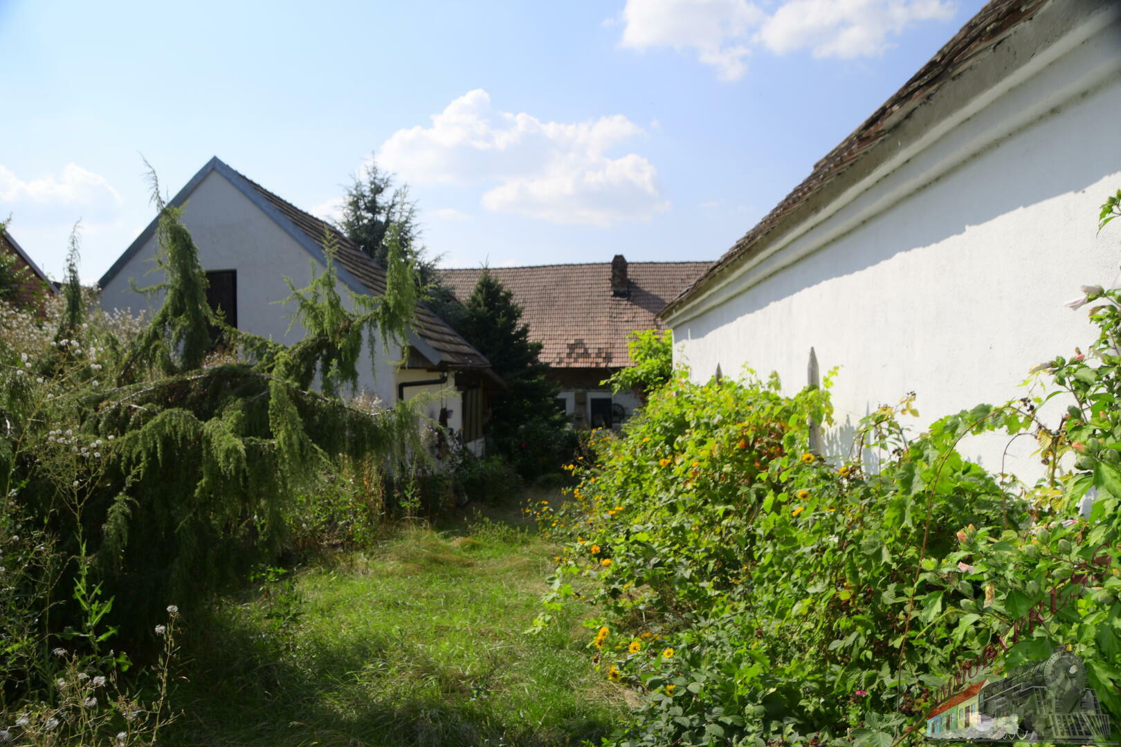 Großes Grundstück mit altem Bauernhaus samt Gartenhaus